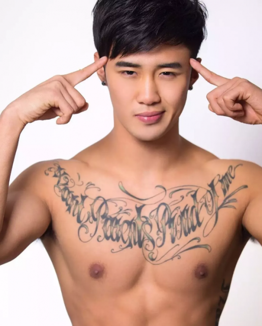 看点∣94年大鲜肉体育生，萌颜巨RU八块腹肌，纹身配肌肉实在太性感! - 51虹马