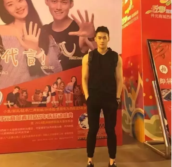 前两天小帅介绍了一个曾经参加过coolguy，拥有八块腹肌的体育生。好多宝贝对他都很喜欢。而今天小帅要介绍的这个帅哥，也曾经参加过coolguy比赛，而且不论颜值还是身材，都不输给那个体育生的哦。 - 51虹马