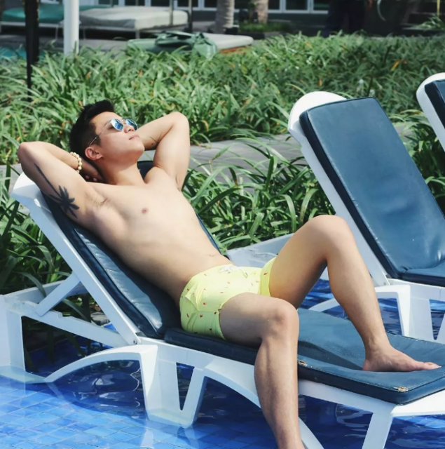 看点∣扒到一枚犬颜系纯情肌肉小哥，除了照片，还有视频！！ - 51虹马