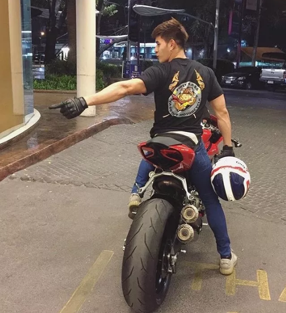 曾经揩油视频火爆朋友圈的他，居然能忍受狗狗对自己做这种事！ - 51虹马