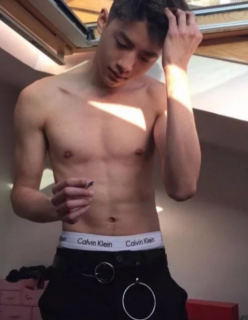 看点∣纯鲜学霸帅气小奶狗，网友都为他的肉体和颜值疯狂了！ - 51虹马