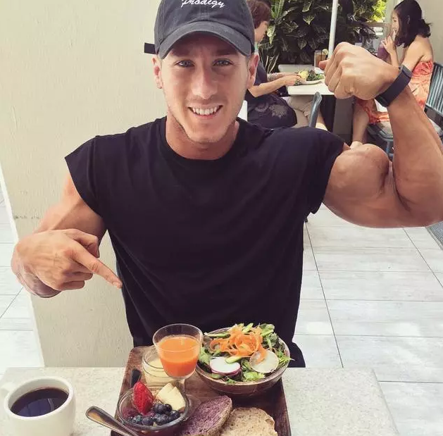 这位外国小哥不吃肉，却练得一身肌肉，原因竟是…… - 51虹马