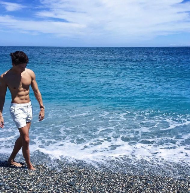 看点∣肌肉身材越来越棒的天菜男模，遭涩影师疯狂邀约… - 51虹马