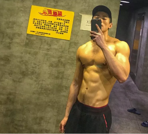 是多想红？公狗腰男挂空挡去健身还发沐浴照 - 51虹马