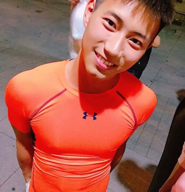 看点∣排球体育生浴照刷爆INS，筋肉腹肌小可爱竟然有男盆友了！！ - 51虹马