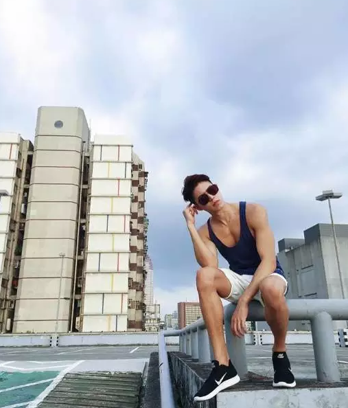 国产天菜模特遭摄影师疯狂邀约，湿身写真惊喜走光某裆真的非常大！ - 51虹马