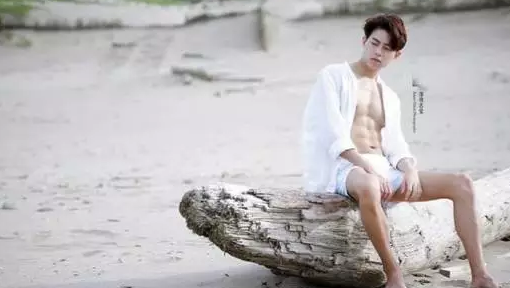 国产天菜模特遭摄影师疯狂邀约，湿身写真惊喜走光某裆真的非常大！ - 51虹马