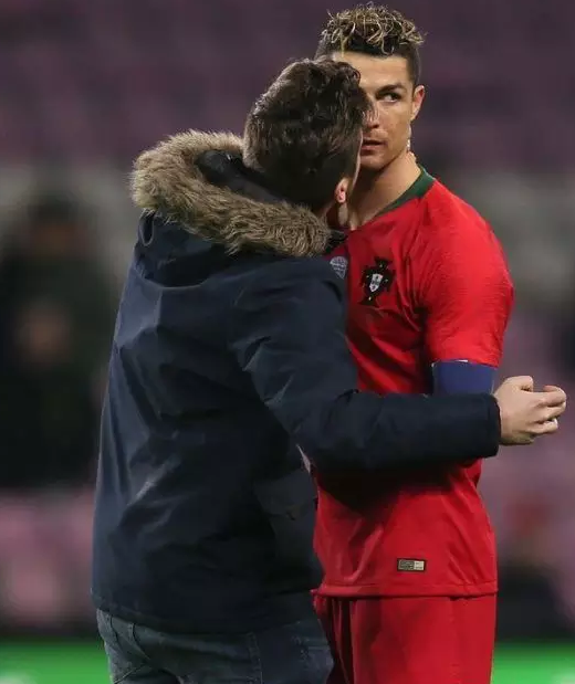 C罗被男粉强吻不拒绝，他还曾被男友撩硬过 - 51虹马