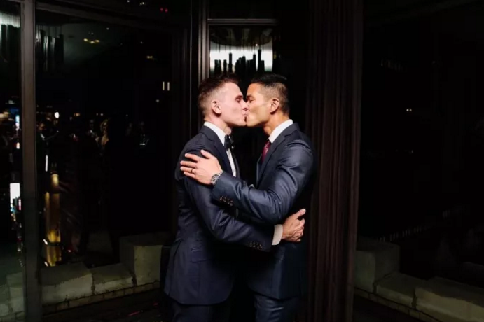 亚裔肌肉男床照疯传，性感腹肌可以舔一年！ - 51虹马