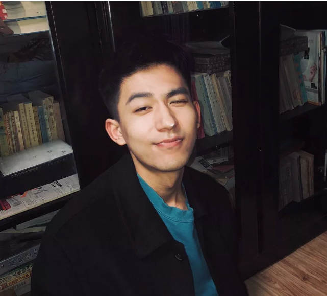 南京林业大学97年的极品校草！腿毛床照来了 - 51虹马