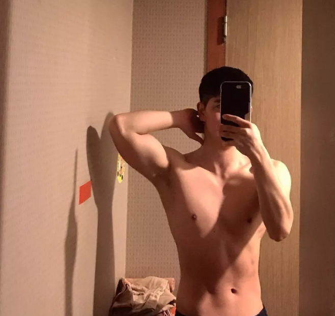 看点∣正装衬衫小哥哥，长得帅身材好，这才是你要的筋肉小奶狗! - 51虹马