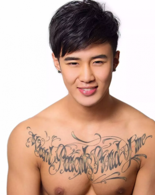 看点∣94年大鲜肉体育生，萌颜巨RU八块腹肌，纹身配肌肉实在太性感! - 51虹马