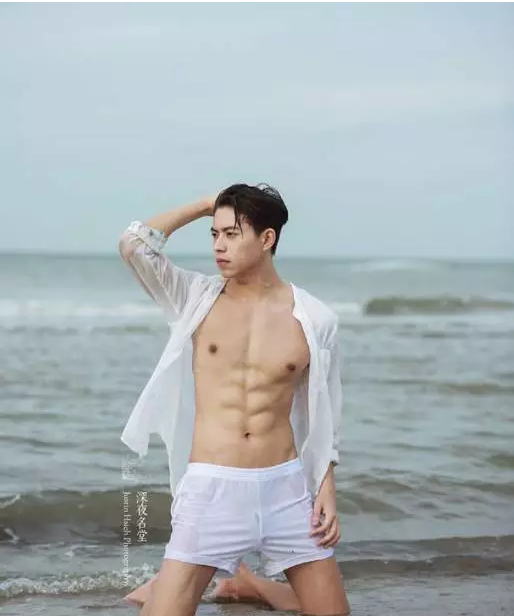 国产天菜模特遭摄影师疯狂邀约，湿身写真惊喜走光某裆真的非常大！ - 51虹马