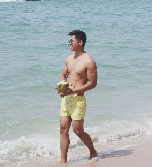 看点∣扒到一枚犬颜系纯情肌肉小哥，除了照片，还有视频！！ - 51虹马