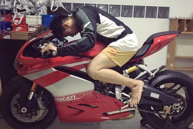 曾经揩油视频火爆朋友圈的他，居然能忍受狗狗对自己做这种事！ - 51虹马