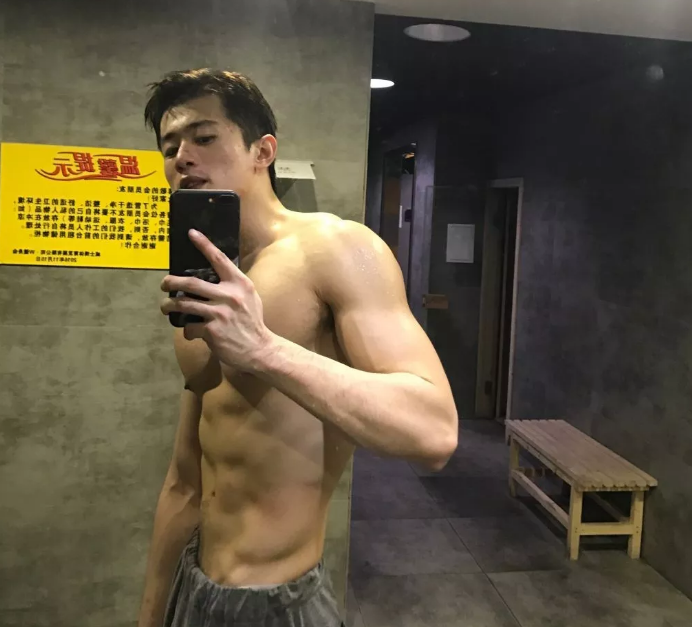 是多想红？公狗腰男挂空挡去健身还发沐浴照 - 51虹马