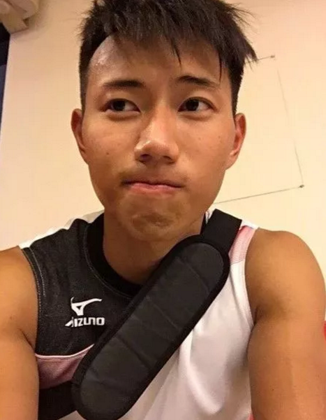 看点∣排球体育生浴照刷爆INS，筋肉腹肌小可爱竟然有男盆友了！！ - 51虹马