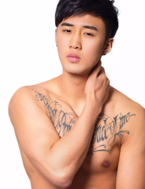 看点∣94年大鲜肉体育生，萌颜巨RU八块腹肌，纹身配肌肉实在太性感! - 51虹马