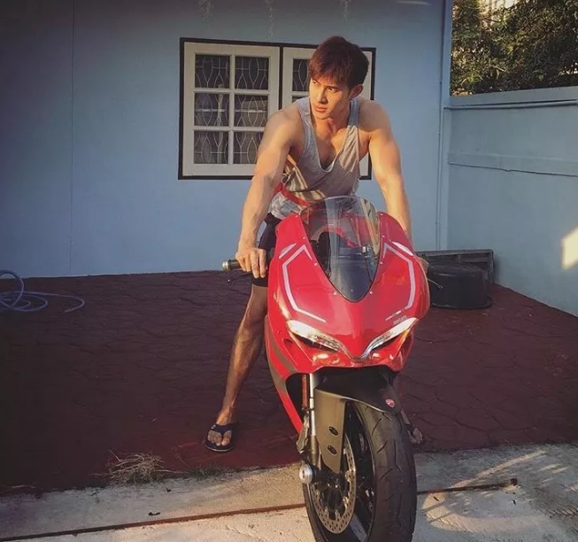 曾经揩油视频火爆朋友圈的他，居然能忍受狗狗对自己做这种事！ - 51虹马