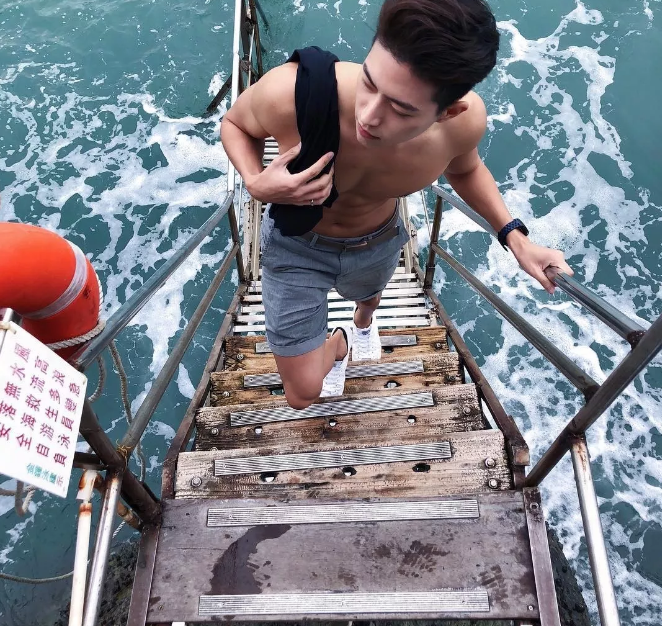 看点∣肌肉身材越来越棒的天菜男模，遭涩影师疯狂邀约… - 51虹马