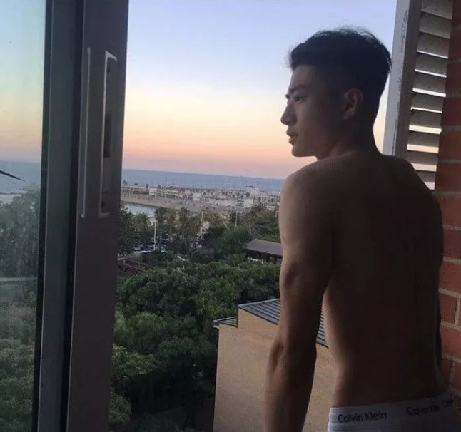 看点∣纯鲜学霸帅气小奶狗，网友都为他的肉体和颜值疯狂了！ - 51虹马