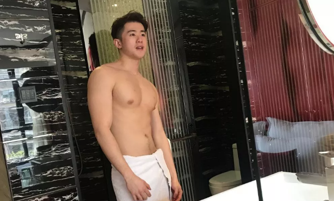 是多想红？公狗腰男挂空挡去健身还发沐浴照 - 51虹马