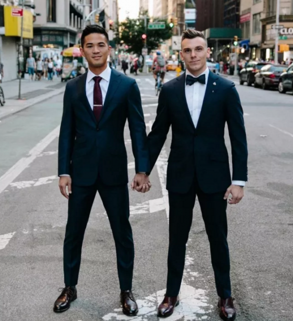 亚裔肌肉男床照疯传,性感腹肌可以舔一年! - 51虹马 亚裔肌肉男床照疯传,性感腹肌可以舔一年! - 51虹马