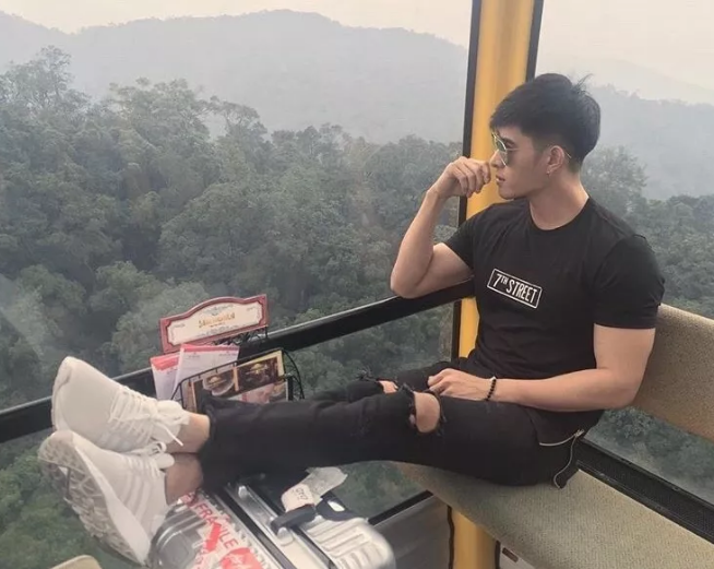 曾经揩油视频火爆朋友圈的他，居然能忍受狗狗对自己做这种事！ - 51虹马