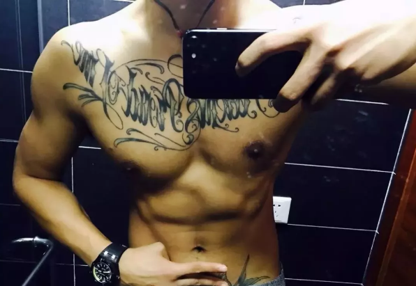 看点∣94年大鲜肉体育生，萌颜巨RU八块腹肌，纹身配肌肉实在太性感! - 51虹马