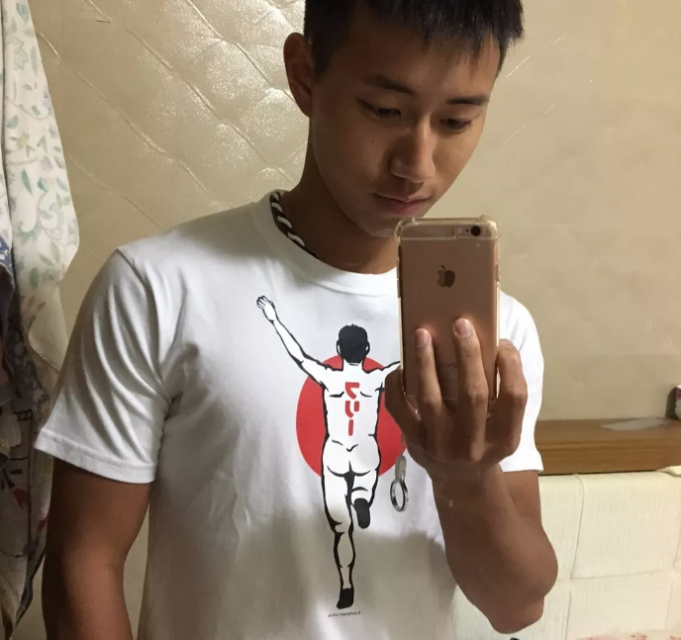 看点∣排球体育生浴照刷爆INS，筋肉腹肌小可爱竟然有男盆友了！！ - 51虹马