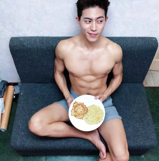 看点∣肌肉身材越来越棒的天菜男模，遭涩影师疯狂邀约… - 51虹马