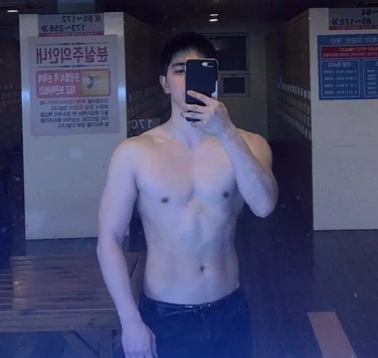 看点∣正装衬衫小哥哥，长得帅身材好，这才是你要的筋肉小奶狗! - 51虹马