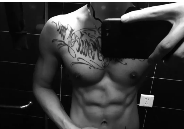 看点∣94年大鲜肉体育生，萌颜巨RU八块腹肌，纹身配肌肉实在太性感! - 51虹马