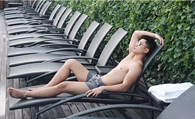 看点∣扒到一枚犬颜系纯情肌肉小哥，除了照片，还有视频！！ - 51虹马