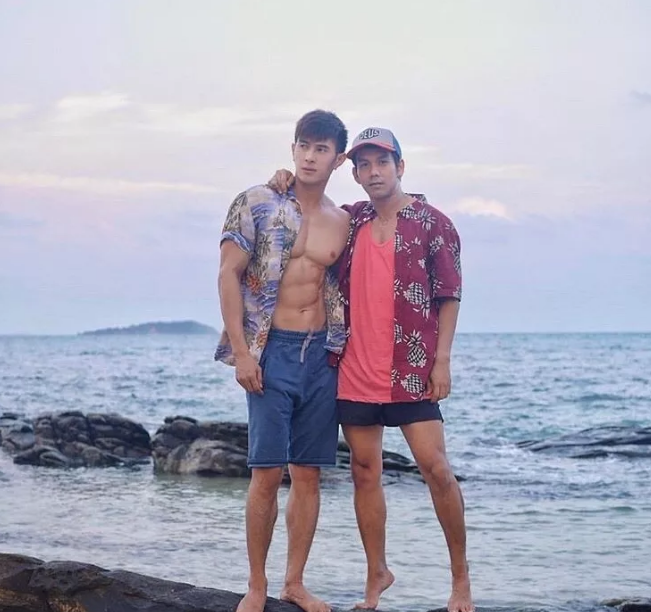 曾经揩油视频火爆朋友圈的他，居然能忍受狗狗对自己做这种事！ - 51虹马