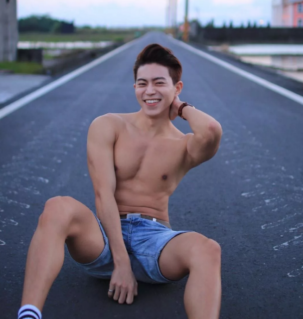 看点∣肌肉身材越来越棒的天菜男模，遭涩影师疯狂邀约… - 51虹马