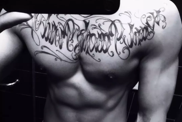 看点∣94年大鲜肉体育生，萌颜巨RU八块腹肌，纹身配肌肉实在太性感! - 51虹马