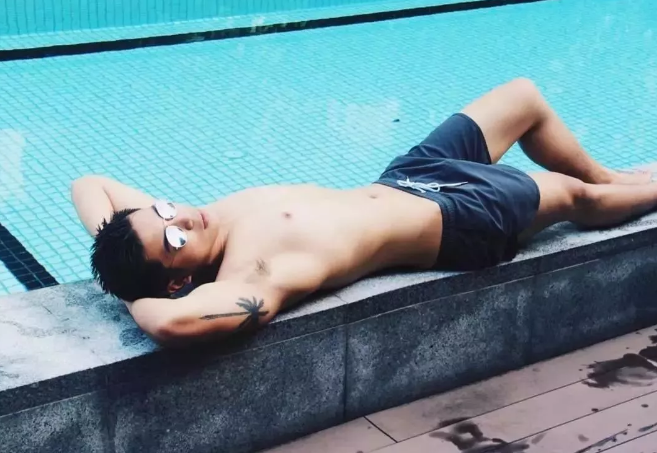 看点∣扒到一枚犬颜系纯情肌肉小哥，除了照片，还有视频！！ - 51虹马