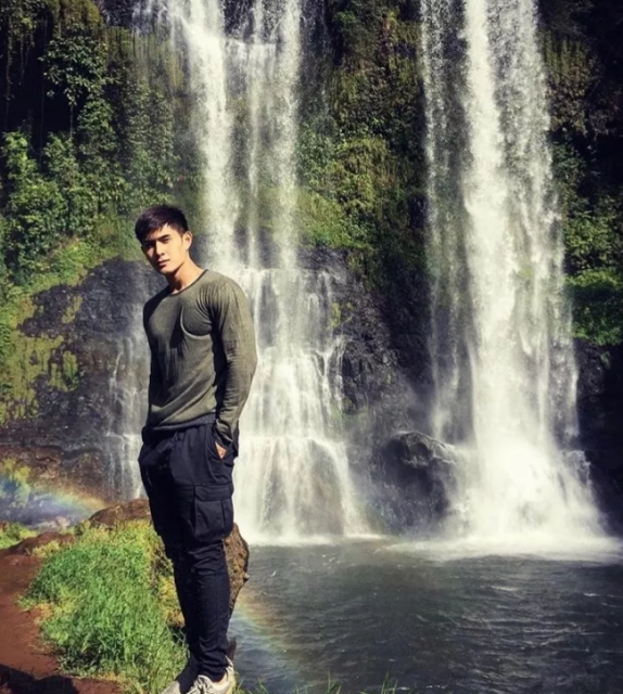 曾经揩油视频火爆朋友圈的他，居然能忍受狗狗对自己做这种事！ - 51虹马