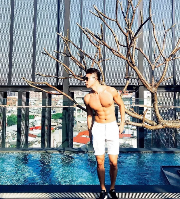 看点∣肌肉身材越来越棒的天菜男模，遭涩影师疯狂邀约… - 51虹马