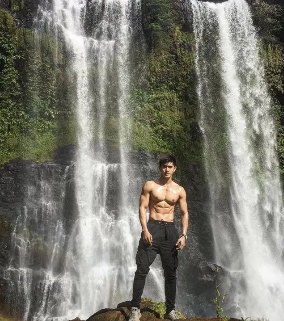 曾经揩油视频火爆朋友圈的他，居然能忍受狗狗对自己做这种事！ - 51虹马