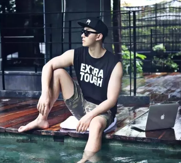 当红肌肉体育生私皂耻度惊人 鲜肉小攻也生猛 - 51虹马