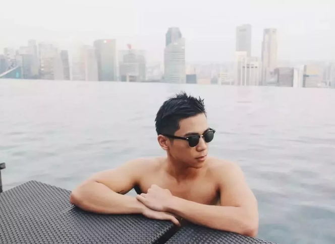 看点∣扒到一枚犬颜系纯情肌肉小哥，除了照片，还有视频！！ - 51虹马