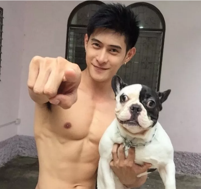 曾经揩油视频火爆朋友圈的他，居然能忍受狗狗对自己做这种事！ - 51虹马