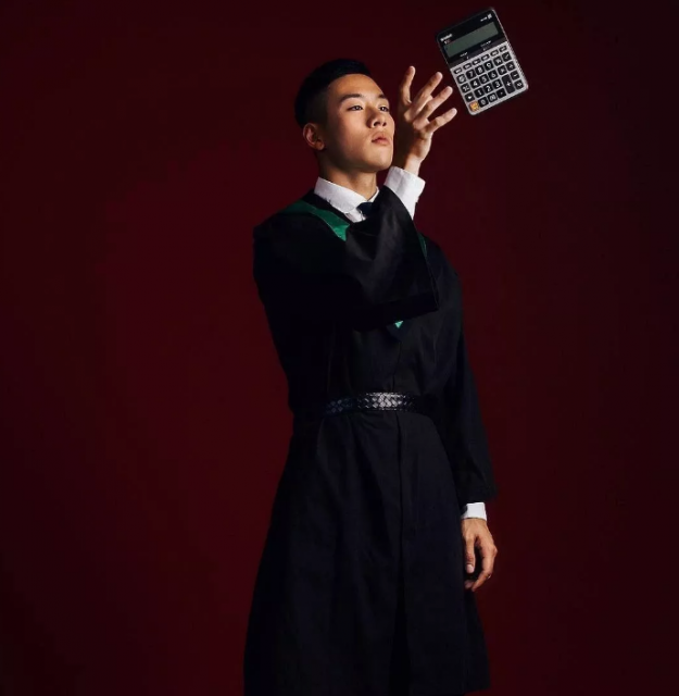 看点∣无数人想为他溺水的天菜肌肉救生员，又拍了一片禁欲系写真 - 51虹马