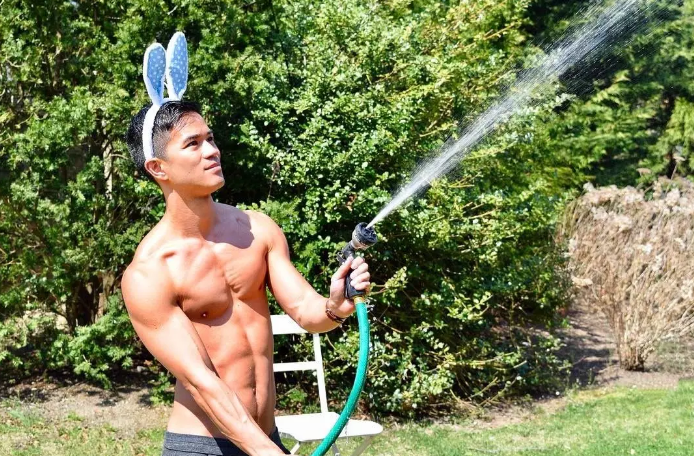 亚裔肌肉男床照疯传，性感腹肌可以舔一年！ - 51虹马