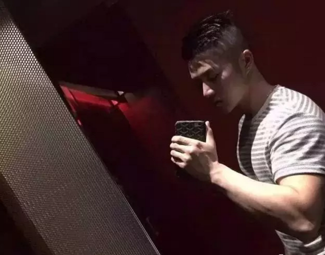 鲜肉男神露肉史，眼神感觉会放电 - 51虹马