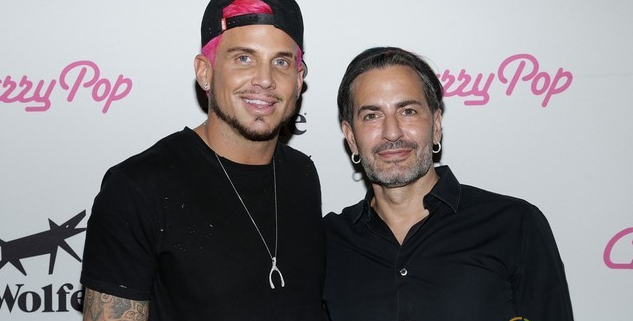 小马哥单膝下跪 浪漫求婚小男友 - 51虹马