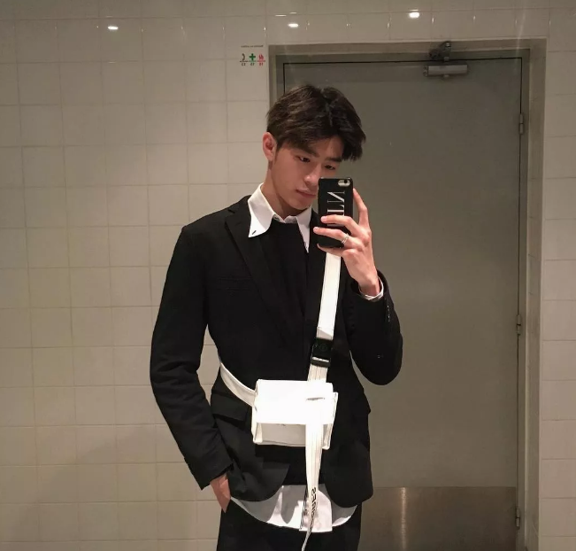 看点∣纯鲜学霸帅气小奶狗，网友都为他的肉体和颜值疯狂了！ - 51虹马