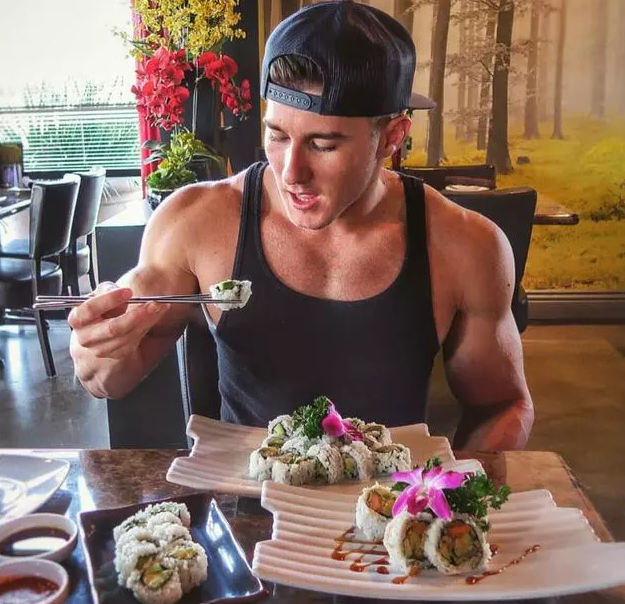 这位外国小哥不吃肉，却练得一身肌肉，原因竟是…… - 51虹马